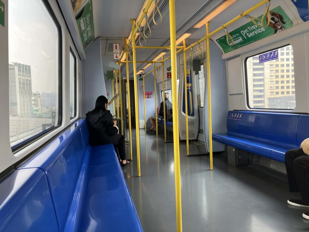 エアポートレールリンク車内の様子。青い座席と広い通路