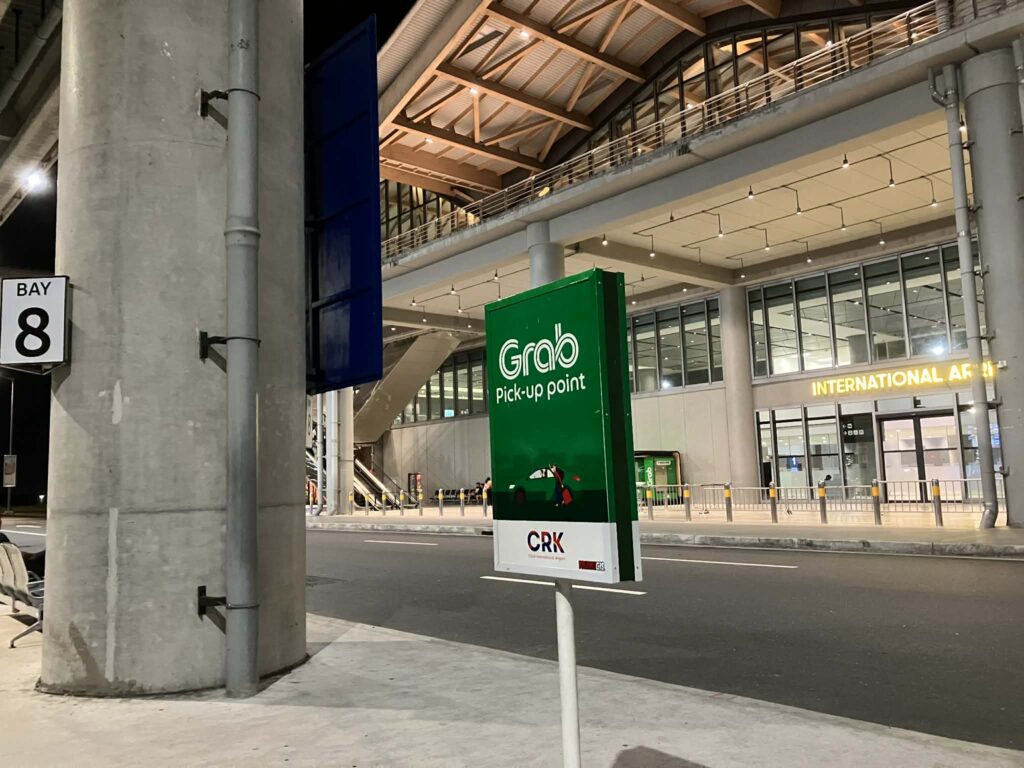クラーク国際空港 国際線到着階のGrabピックアップポイント案内看板