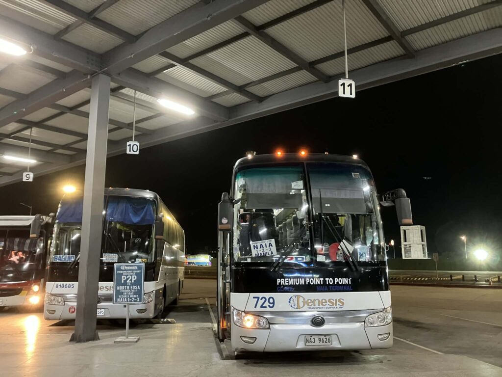 クラーク国際空港発 マニラ行きGenesis P2Pバス車両