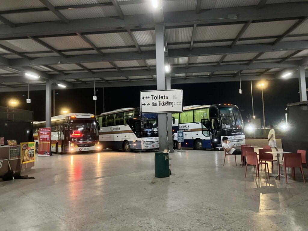 クラーク国際空港 P2Pバス乗り場全景 夜間の様子