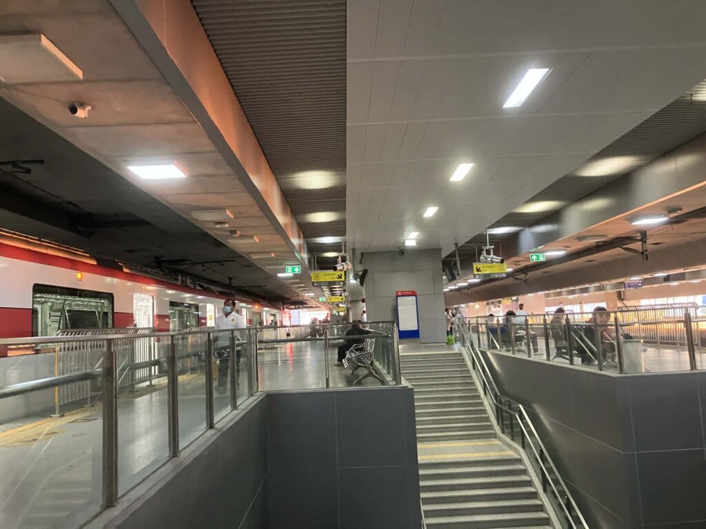 バンスー駅（Krung Thep Aphiwat）に到着したレッドラインのホーム