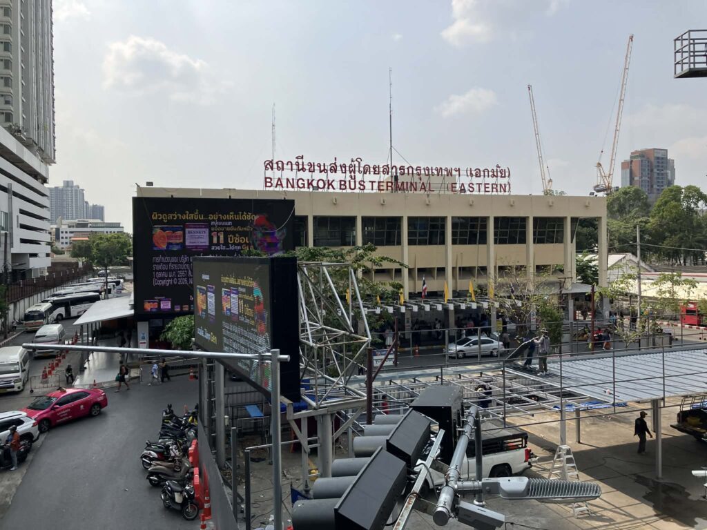 エカマイ東バスターミナルの外観。現在は改装工事の影響で動線が一部変更されている