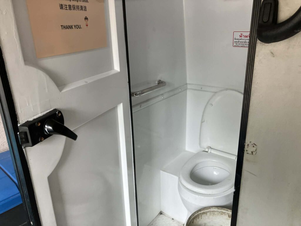 エカマイ発パタヤ行き長距離バスの車内トイレ