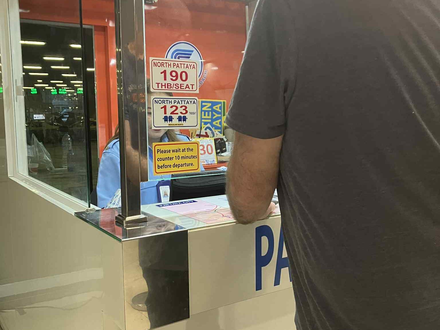 スワンナプーム空港の北パタヤバスターミナル行バスカウンターにある運賃表示。123バーツ。