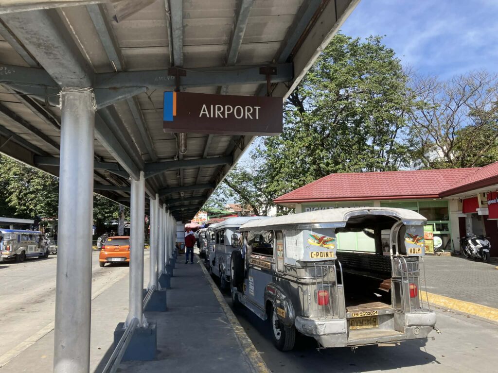 Main Gate付近のジプニー乗り場にある「AIRPORT」表記の案内サイン