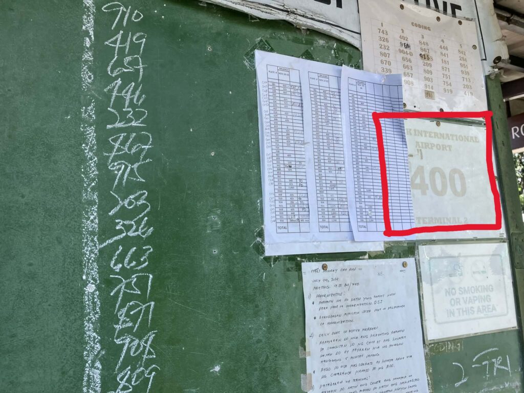 Bayanihan Jeepney Terminalに掲示されたクラーク空港方面ジプニーの料金案内（400ペソ）