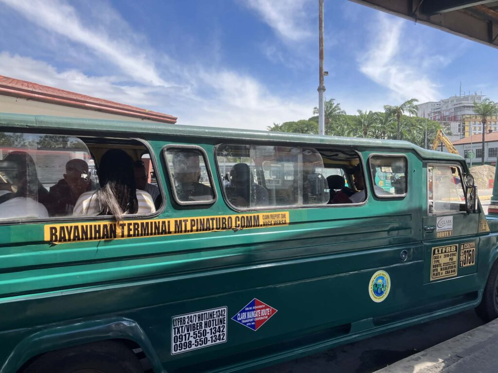 Bayanihan Jeepney TerminalのRoute 1で出発を待つジプニーと乗客