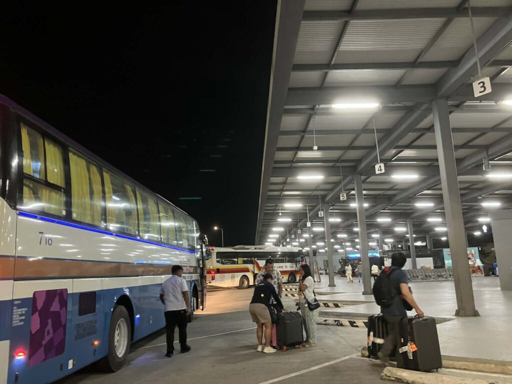 P2Pバスで到着したクラーク国際空港のバス降車エリア（夜間）