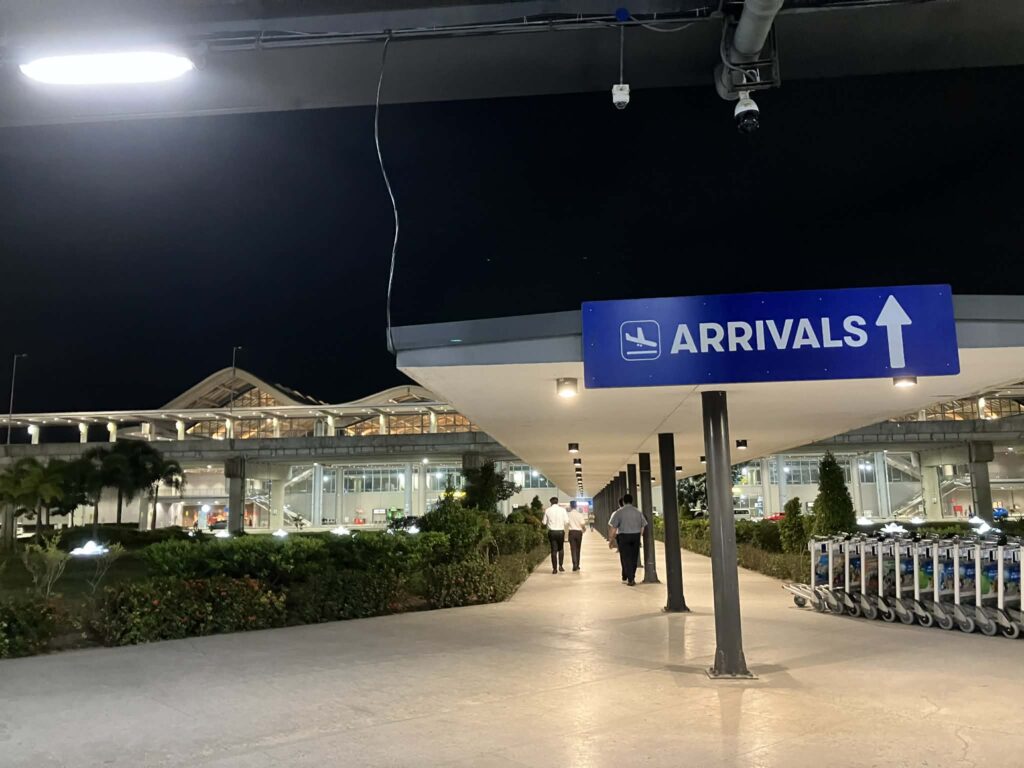 クラーク国際空港の到着側エントランスとARRIVALSサイン