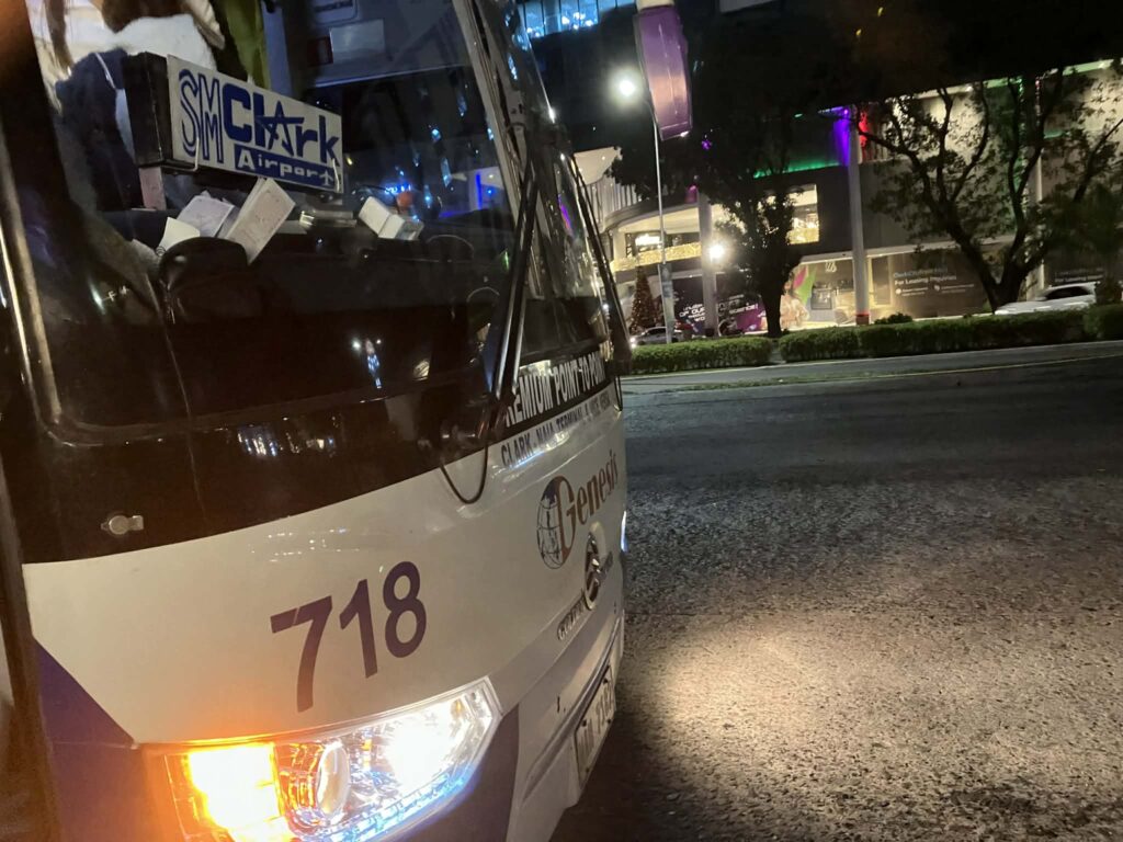 SMクラークに停車するP2Pバスの行先表示（Clark Airport）