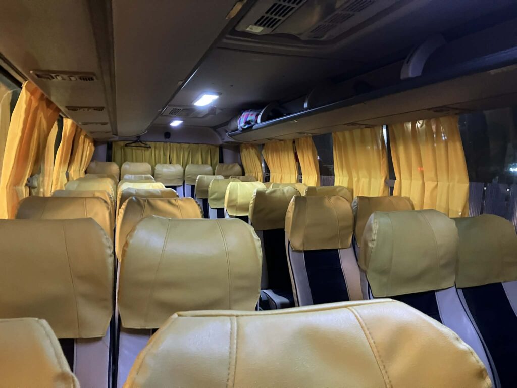 クラーク空港行きP2Pバスの車内の様子（夜間）