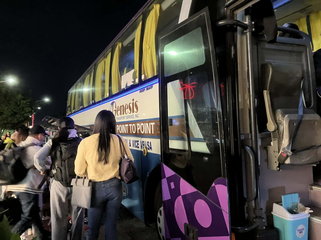 夜間のSMクラーク正面エントランス前に停車するGenesisのP2Pバス