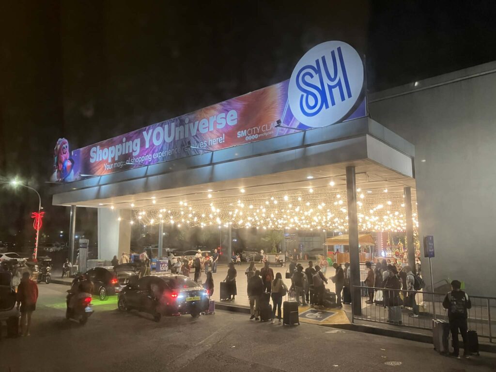 SMクラーク正面エントランスのP2Pバス乗降エリア全体の様子