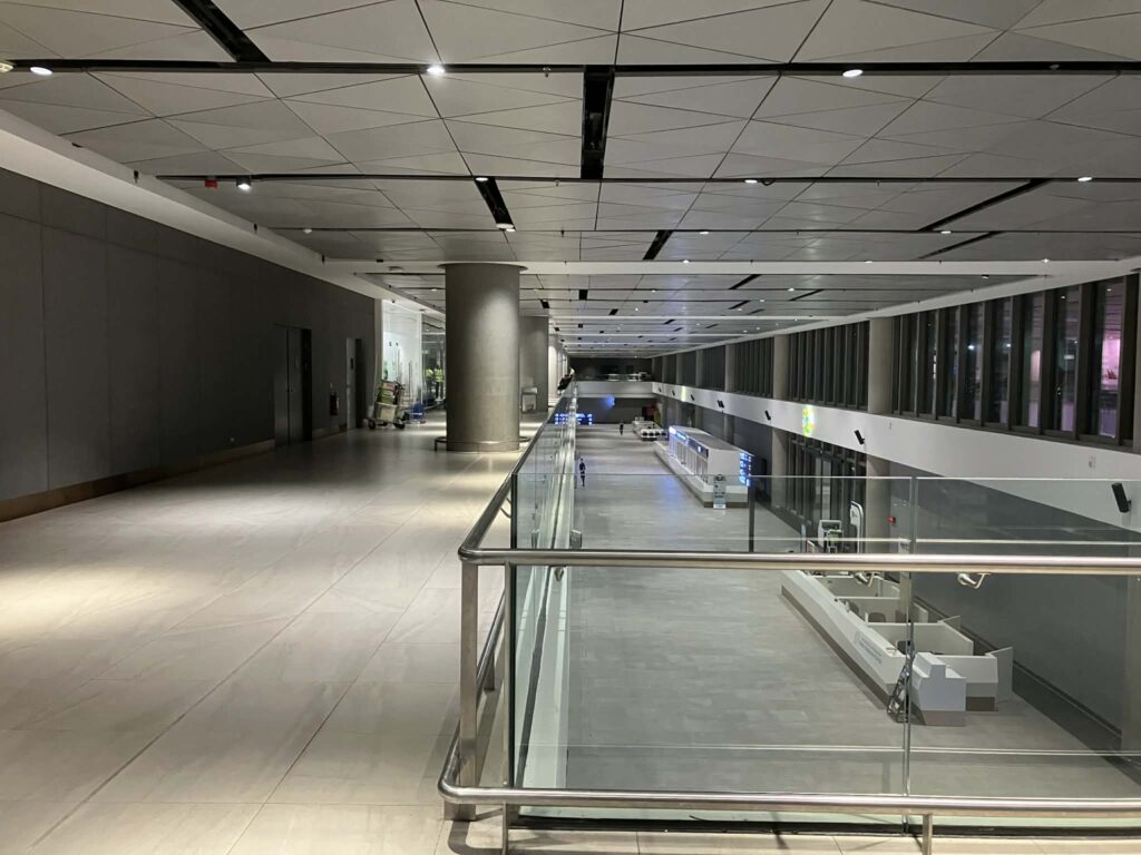 クラーク国際空港の2階、航空会社オフィス階の様子