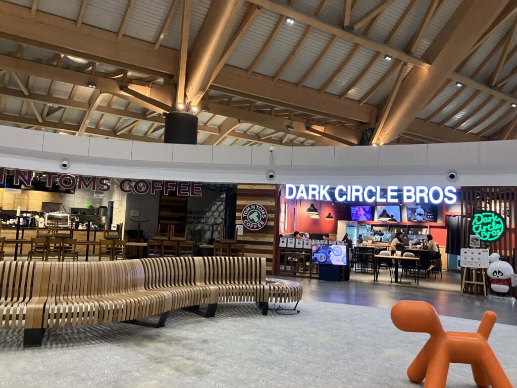 クラーク国際空港の制限エリアにあるカフェとレストラン。深夜でも一部店舗が営業している。