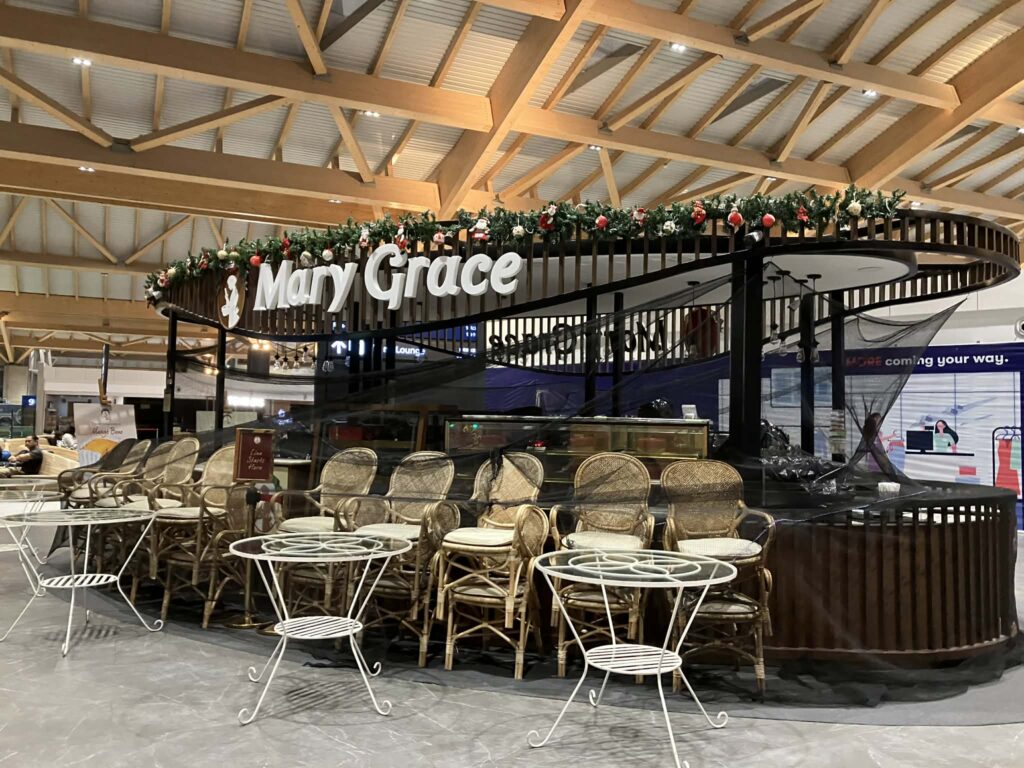 深夜のクラーク国際空港・制限エリアにあるMary Grace。夜間は営業していなかった。