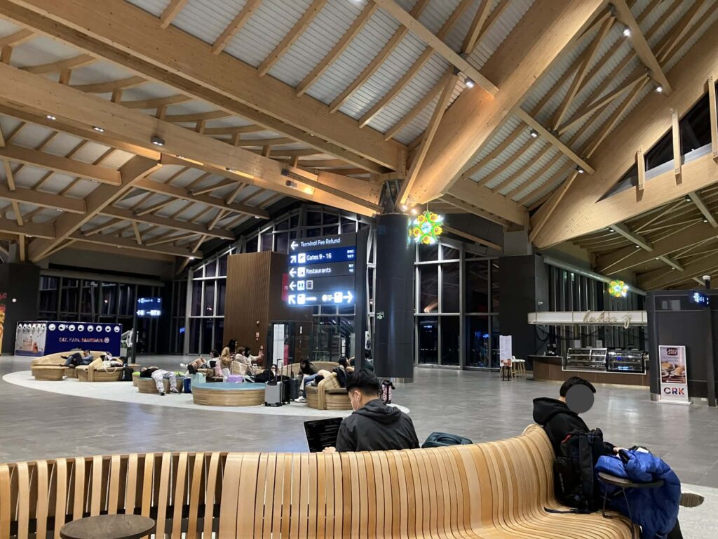 深夜のクラーク国際空港・制限エリアの静かな待合スペース。