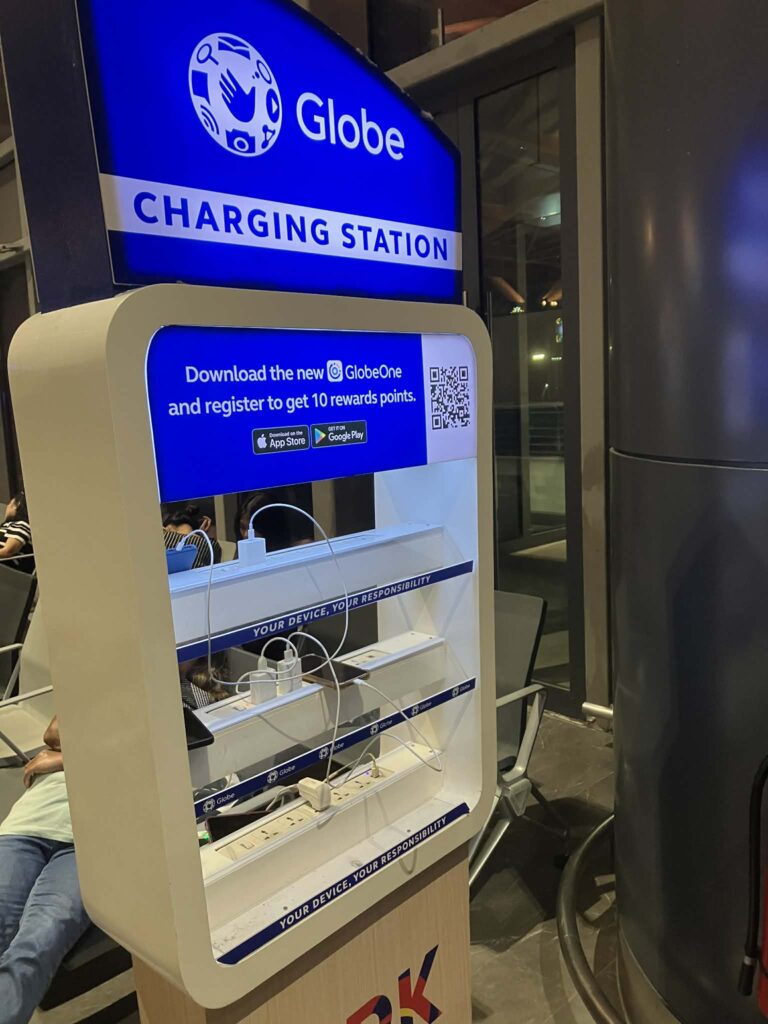 クラーク国際空港の無料充電スポット(Globeのチャージングステーション)