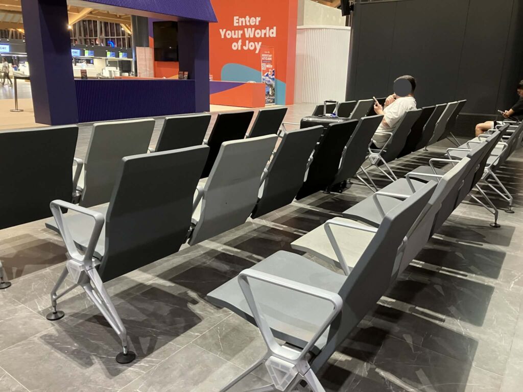 深夜のクラーク国際空港・出発フロアベンチ。明るく安全で空港泊しやすいが寝るにはアイマスクがあるとベター。