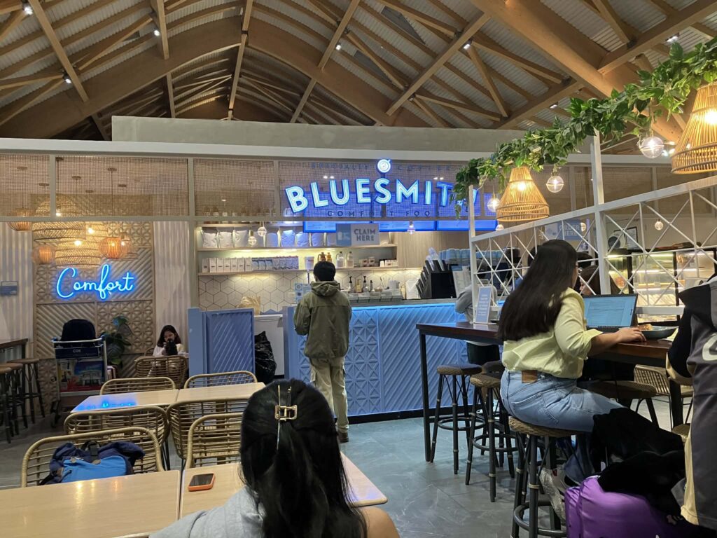 クラーク国際空港3階の24時間営業カフェBluesmith。深夜でも利用できる。