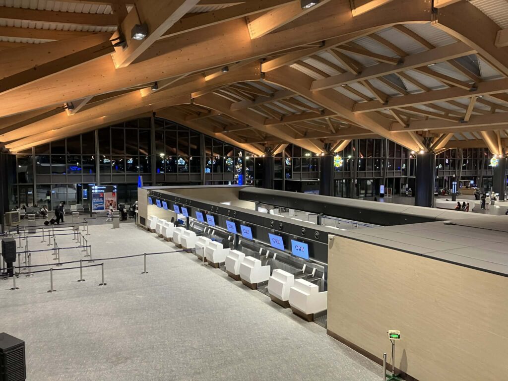 クラーク国際空港 出発フロア全体の様子とチェックインカウンター