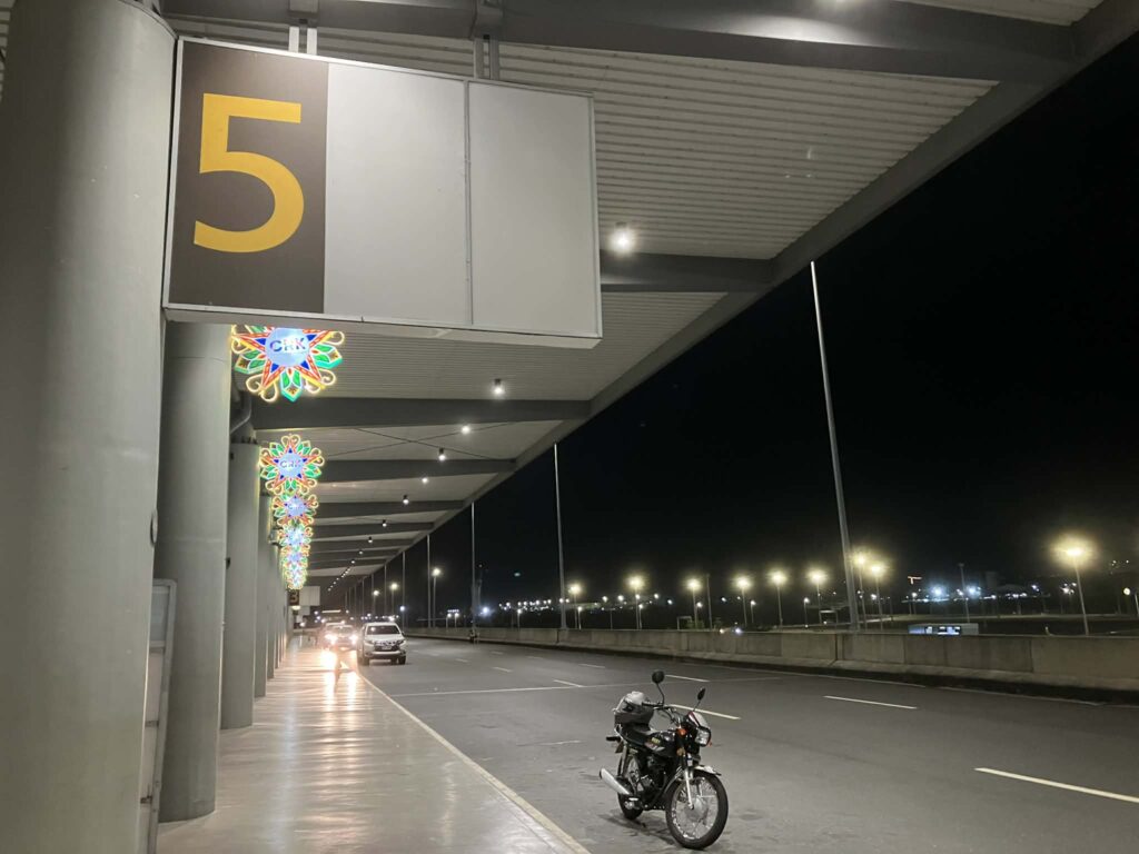 クラーク国際空港 出発階の車寄せと道路の様子