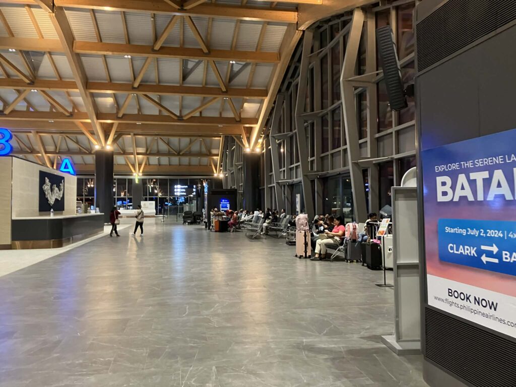 深夜のクラーク国際空港・出発フロア全景。明るく空港泊しやすい雰囲気。