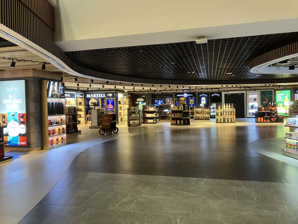 クラーク国際空港の制限エリアにある免税店。深夜でも営業していた。