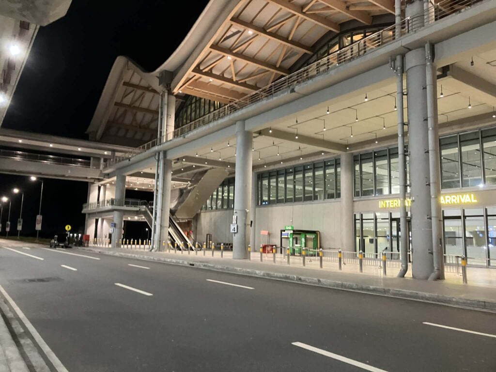 夜間のクラーク国際空港ターミナル外観