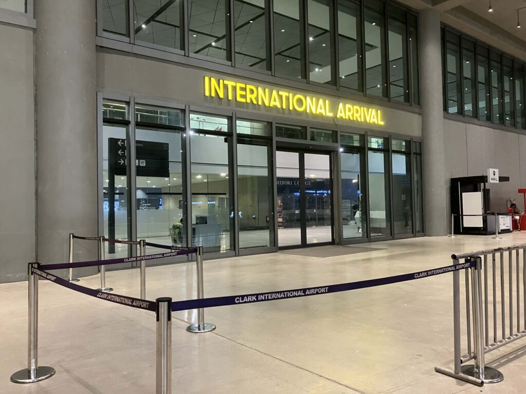 クラーク国際空港 国際線到着口の外観