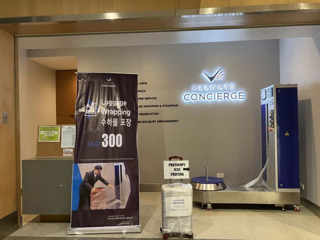 クラーク国際空港 出発フロアの手荷物ラッピングサービス