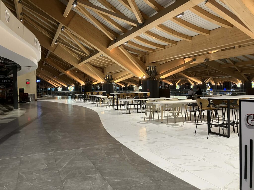 深夜のクラーク国際空港・レストランエリアの座席。店舗は閉まっているが利用可能。