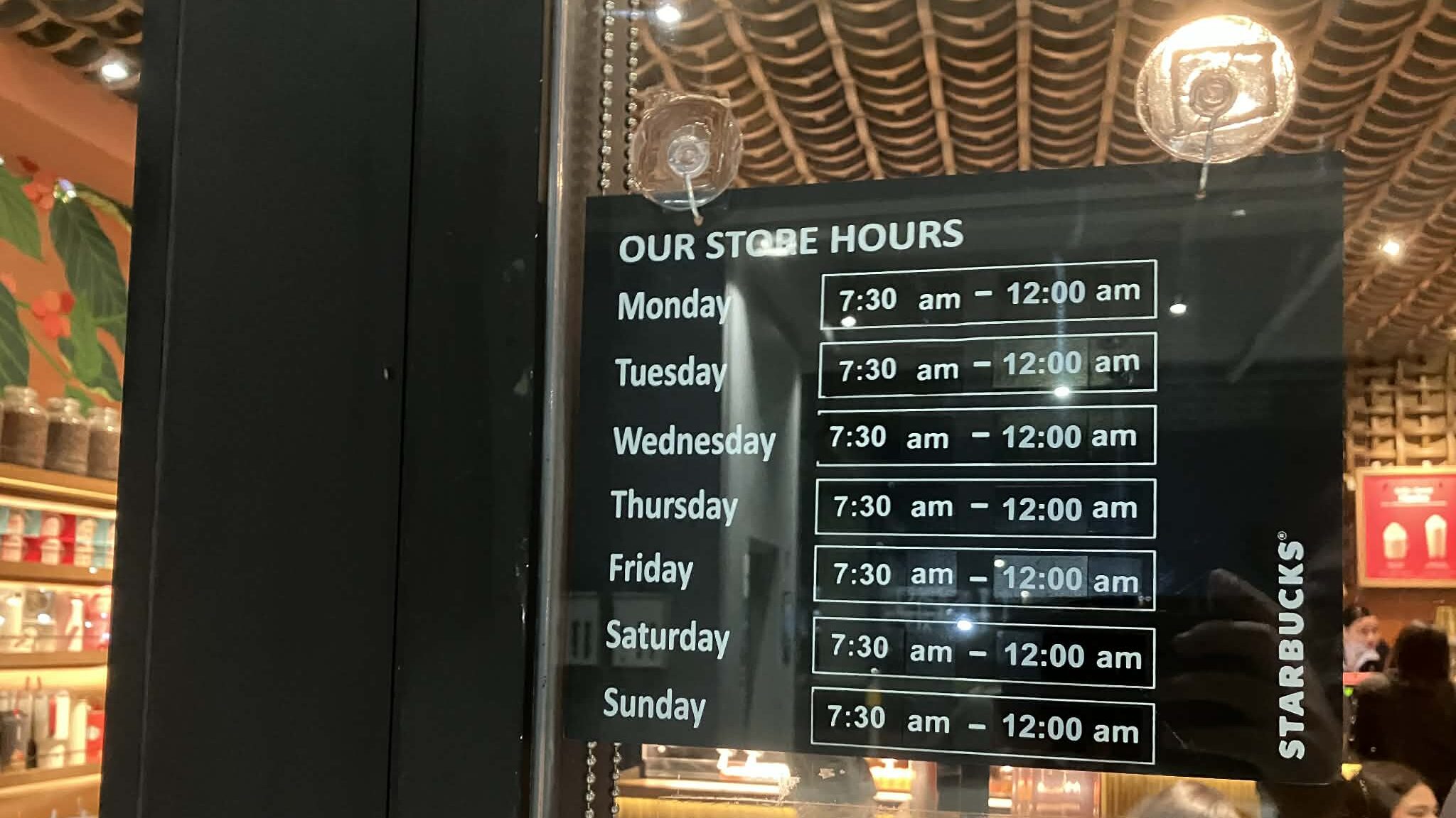 クラーク国際空港1階にあるスターバックスの営業時間。深夜0時で閉店。