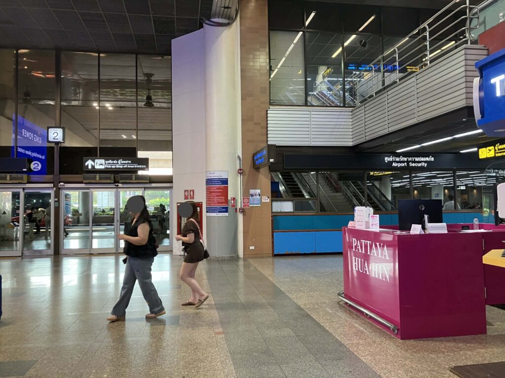 ドンムアン空港到着ロビーにあるパタヤ・ホアヒン行きバスカウンター位置