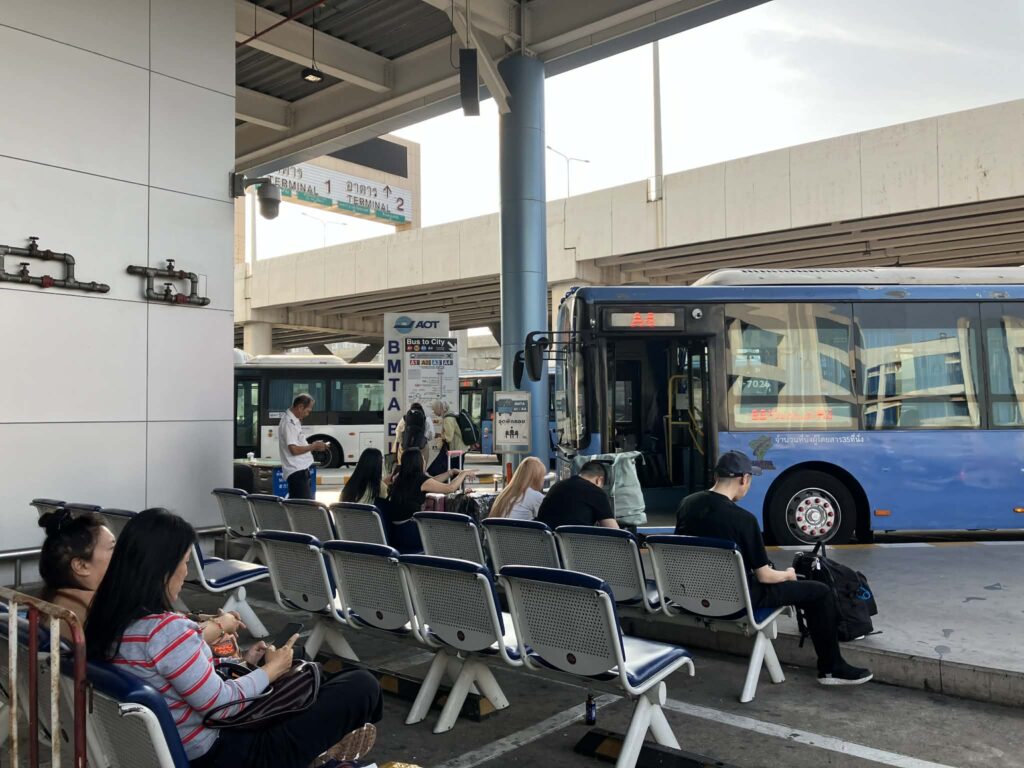 ドンムアン空港 空港バス待機エリアの様子（スーツケース利用者あり）
