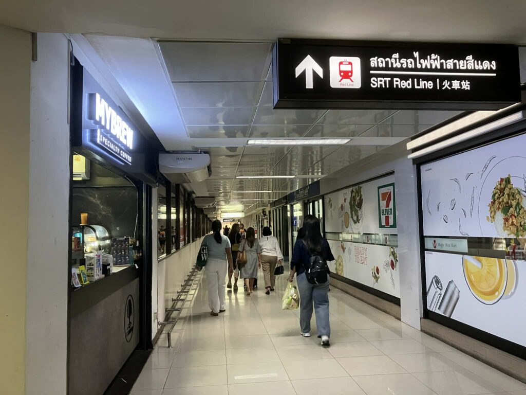 ドンムアン空港国内線ターミナル内のレッドライン方面通路