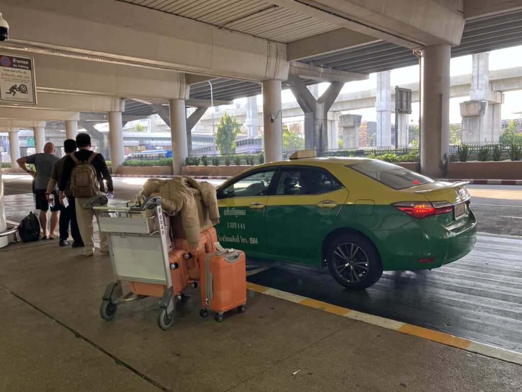 ドンムアン空港のタクシー乗り場(スーツケースを積んで出発する様子)