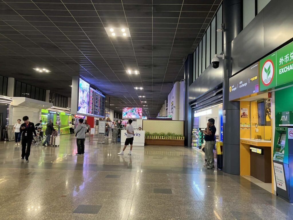ドンムアン空港国際1階の到着フロア全景。両替所やSIMの販売がある。