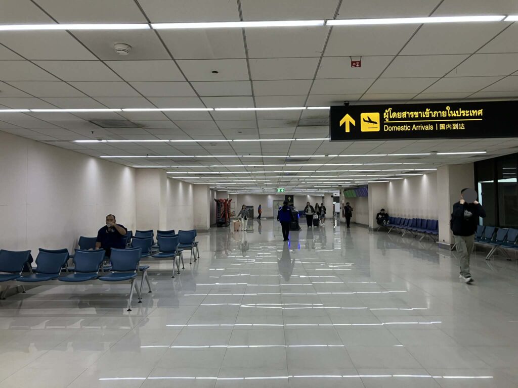 ドンムアン空港間連絡通路。国内線、国際線が徒歩で接続可能