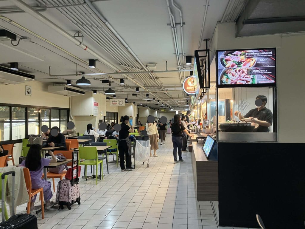 ドンムアン空港 Magic Food Park 店内の飲食店と座席エリア