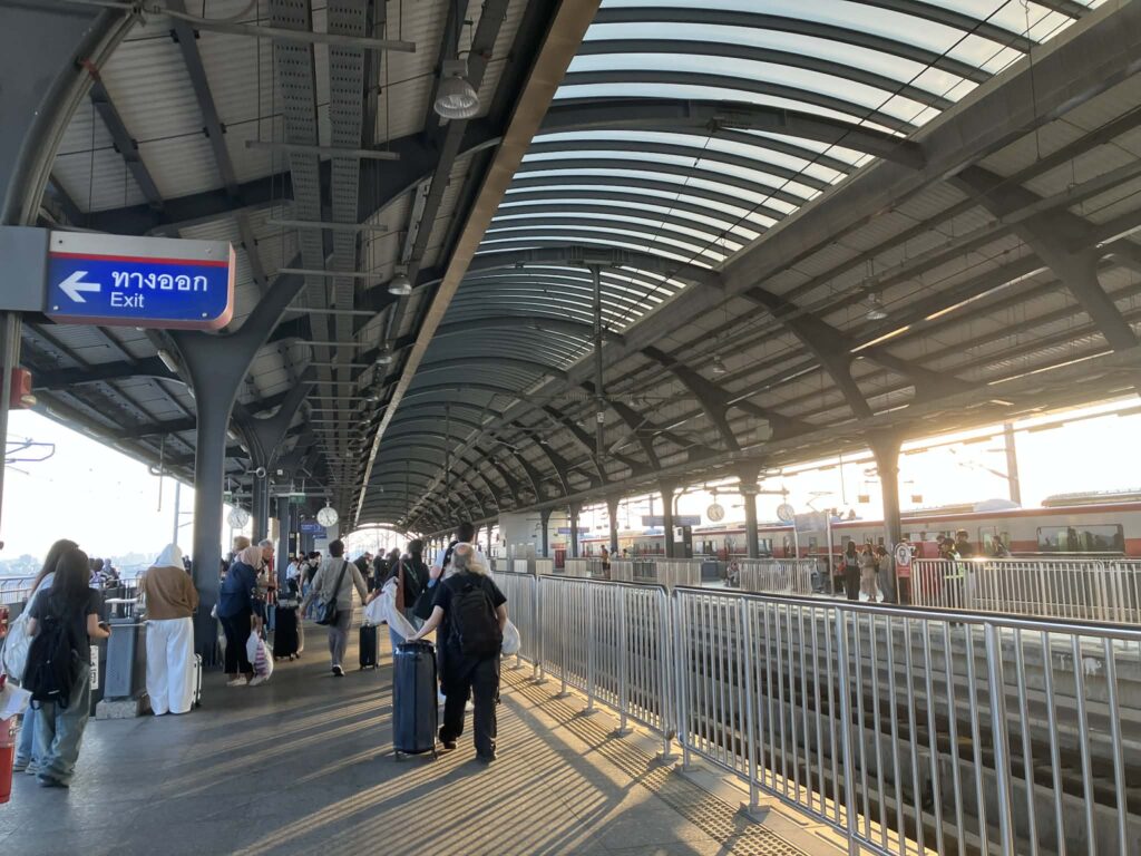 ドンムアン空港レッドライン駅のホーム風景