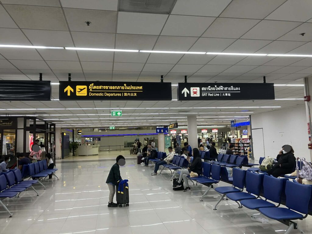 ドンムアン空港ターミナル内のSRTレッドライン駅への案内表示