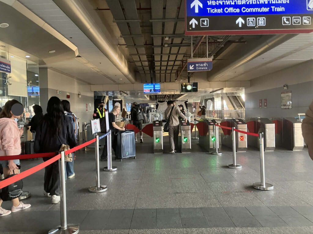 ドンムアン空港レッドライン駅の自動改札