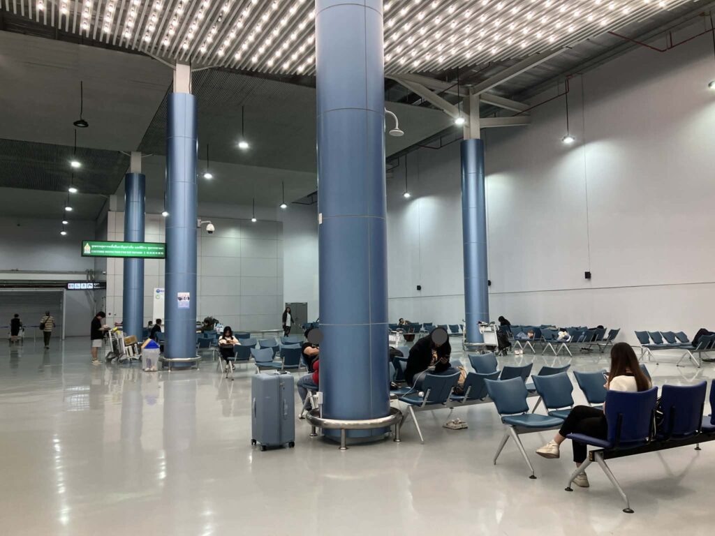 ドンムアン空港国際線ターミナル3階のベンチエリア