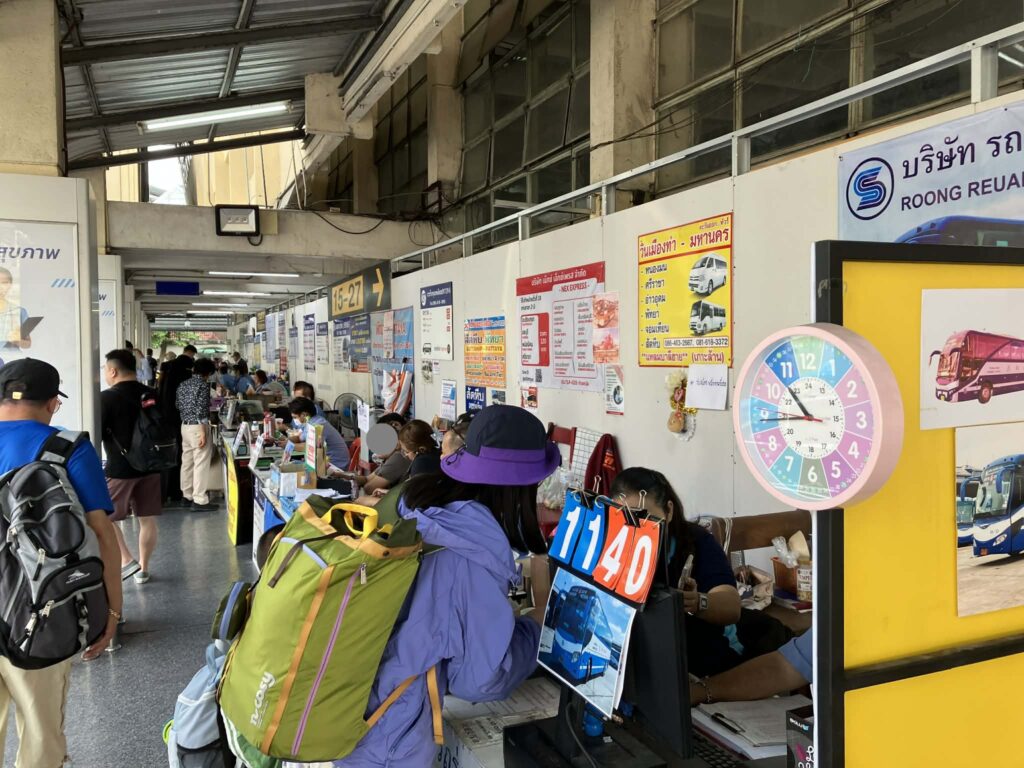 工事中のエカマイ東バスターミナル入口に設置された仮設チケット販売ブース