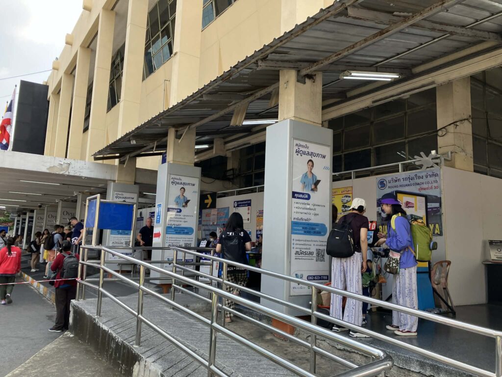 工事中のエカマイ東バスターミナルに設置された仮設チケットブース