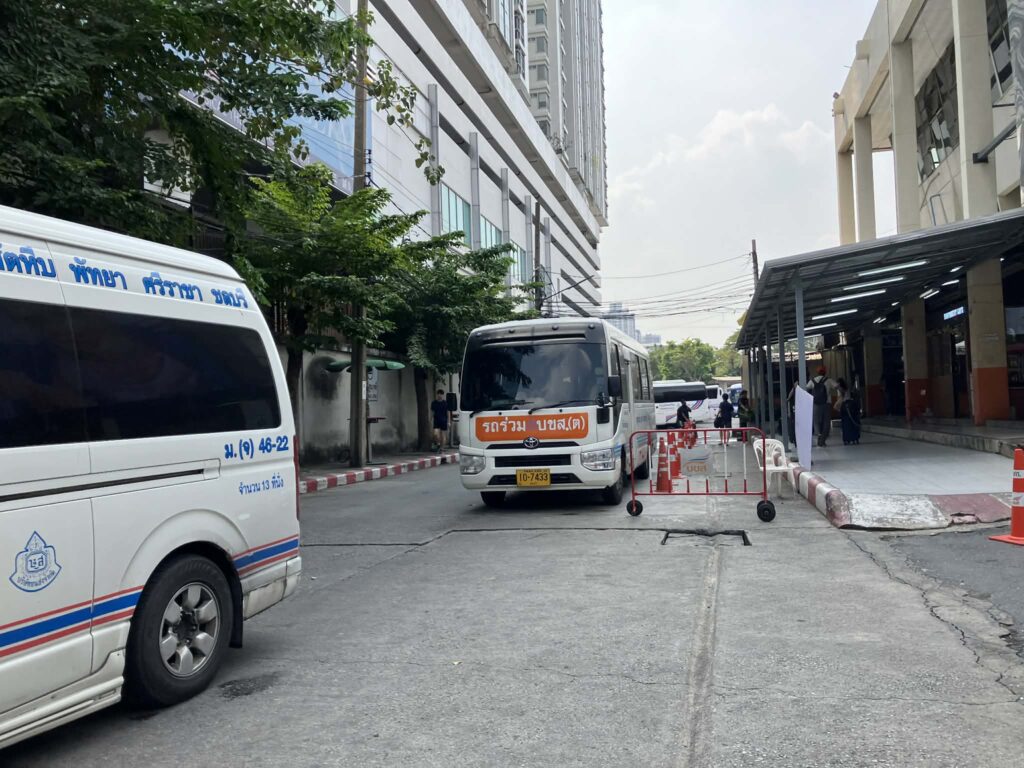 エカマイ東バスターミナル発着のロットゥー(バン)