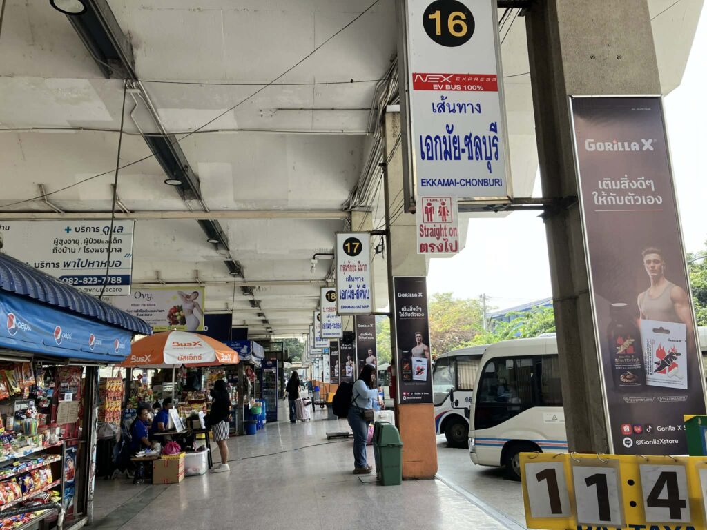 エカマイ東バスターミナルのバス乗り場エリア