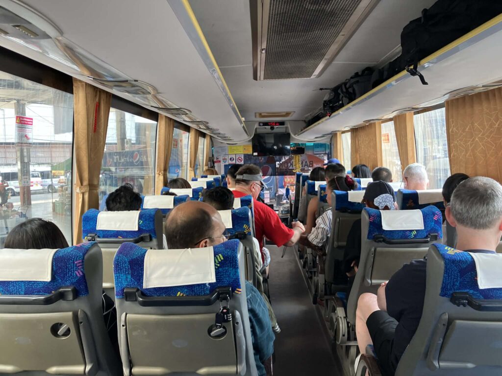 エカマイからパタヤへ向かう長距離バスの車内と座席配置