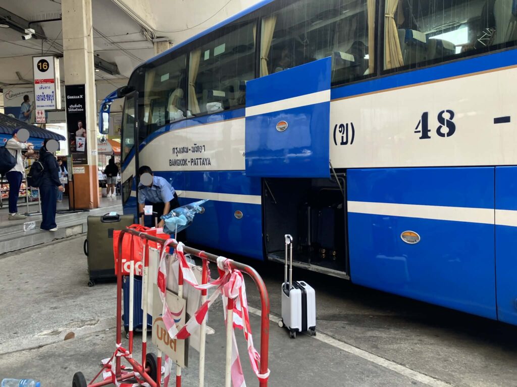 エカマイ発パタヤ行きバスでスーツケースをトランクに積み込む様子